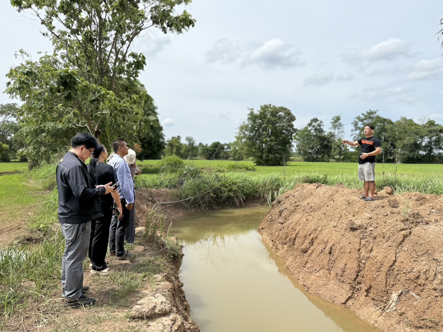 title - วันที่ 19 มิถุนายน 2569 นายวิทูล ประดิษฐบุญ ปฏิรูปที่ดินจังหวัดปราจีนบุรี พร้อมด้วยเจ้าหน้าที่ ส.ป.ก.ปราจีนบุรี ใส่ใจต่อความเดือดร้อนของพี่น้องเกษตรกร